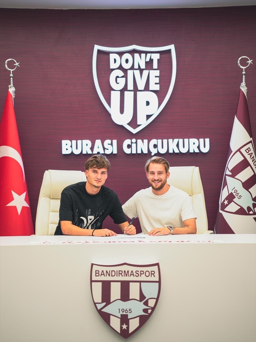 Trendyol 1. Lig ekiplerinden Bandırmaspor, Emirhan Acar'ı (solda) kadrosuna dahil etti.