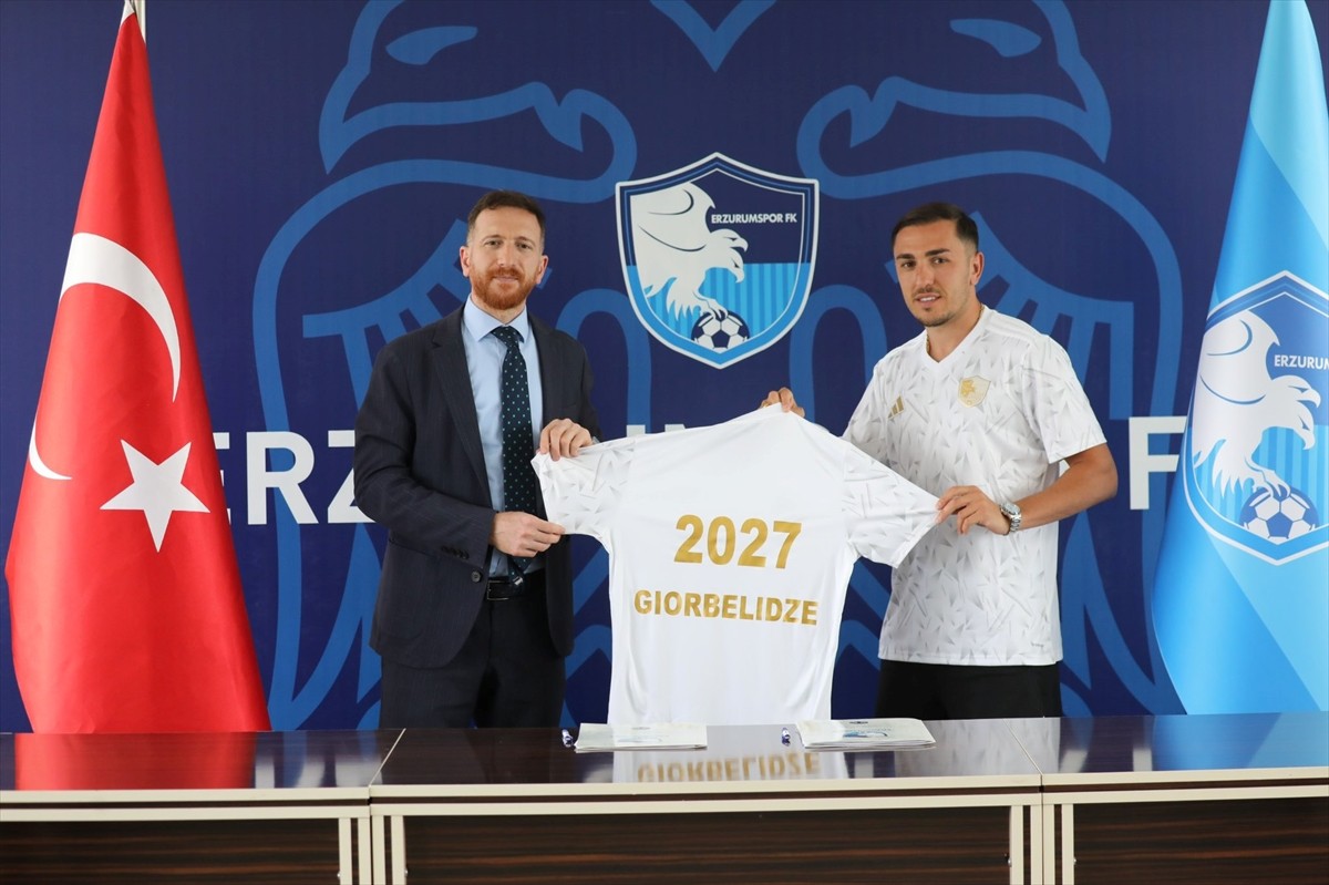 Trendyol 1. Lig ekiplerinden Erzurumspor FK, Gürcü oyuncu Guram Giorbelidze (sağda) ile 2026-2027...