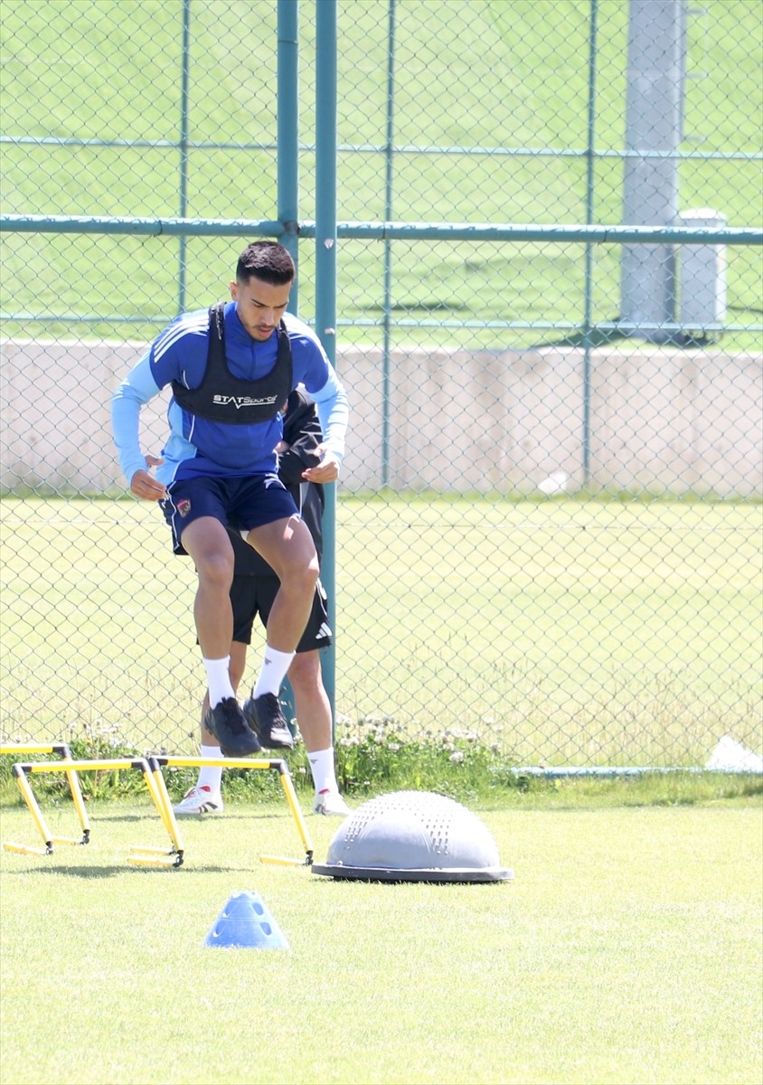  Trendyol 1. Lig ekiplerinden Hatayspor'un 19 yaşındaki futbolcusu Ersin Aydemir, maçlarda daha...