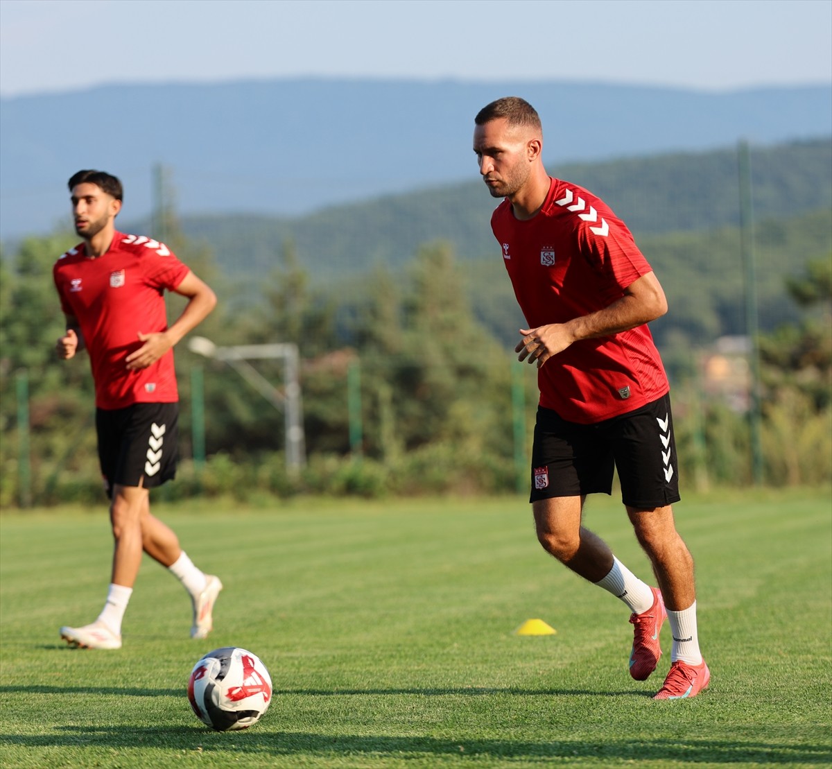 Trendyol 1. Lig ekiplerinden Sivasspor'un Bolu kampı başladı. Antrenmana Simic (sağda) de...