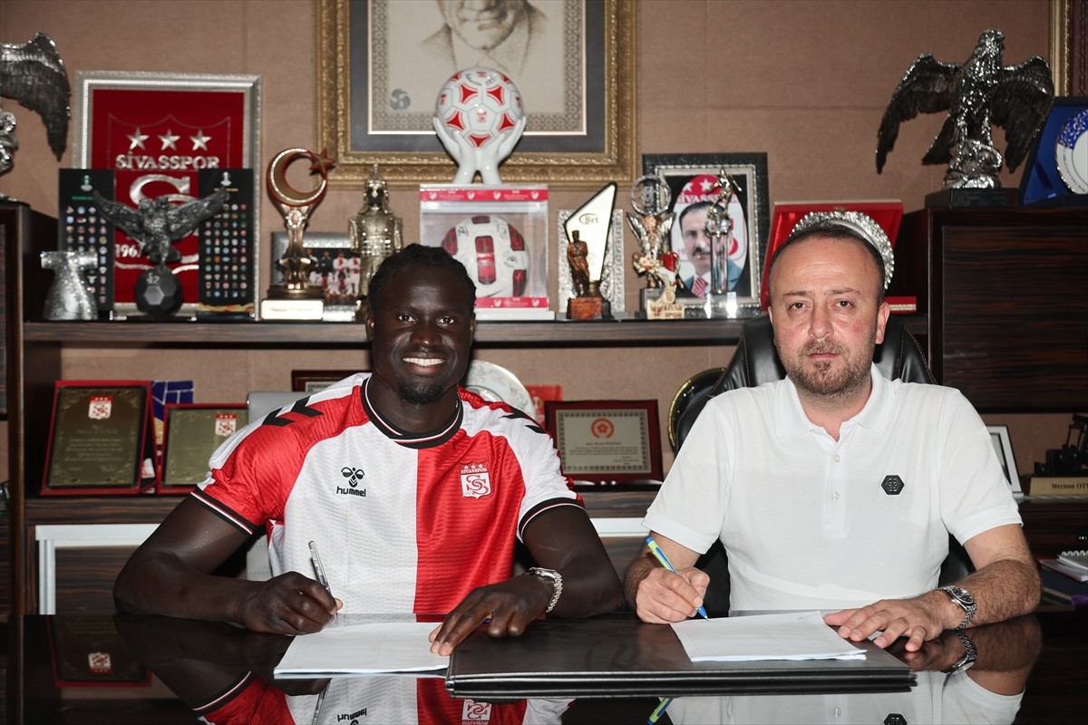 Trendyol 1. Lig ekiplerinden Sivasspor, forvet Aliou Badji (solda) renklerine bağladı.