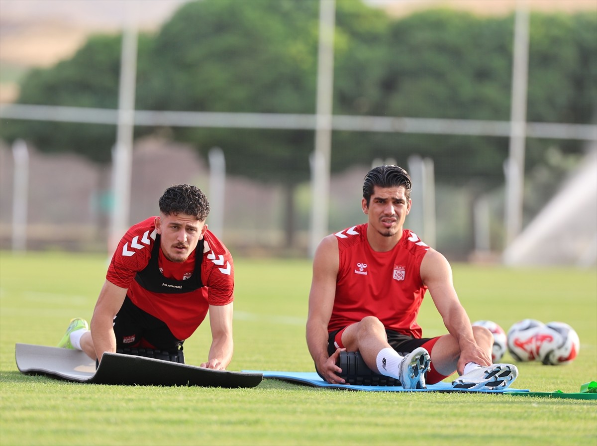 Trendyol 1. Lig ekiplerinden Sivasspor, ligin ilk yarısında deplasmanda Erzurumspor FK ile...