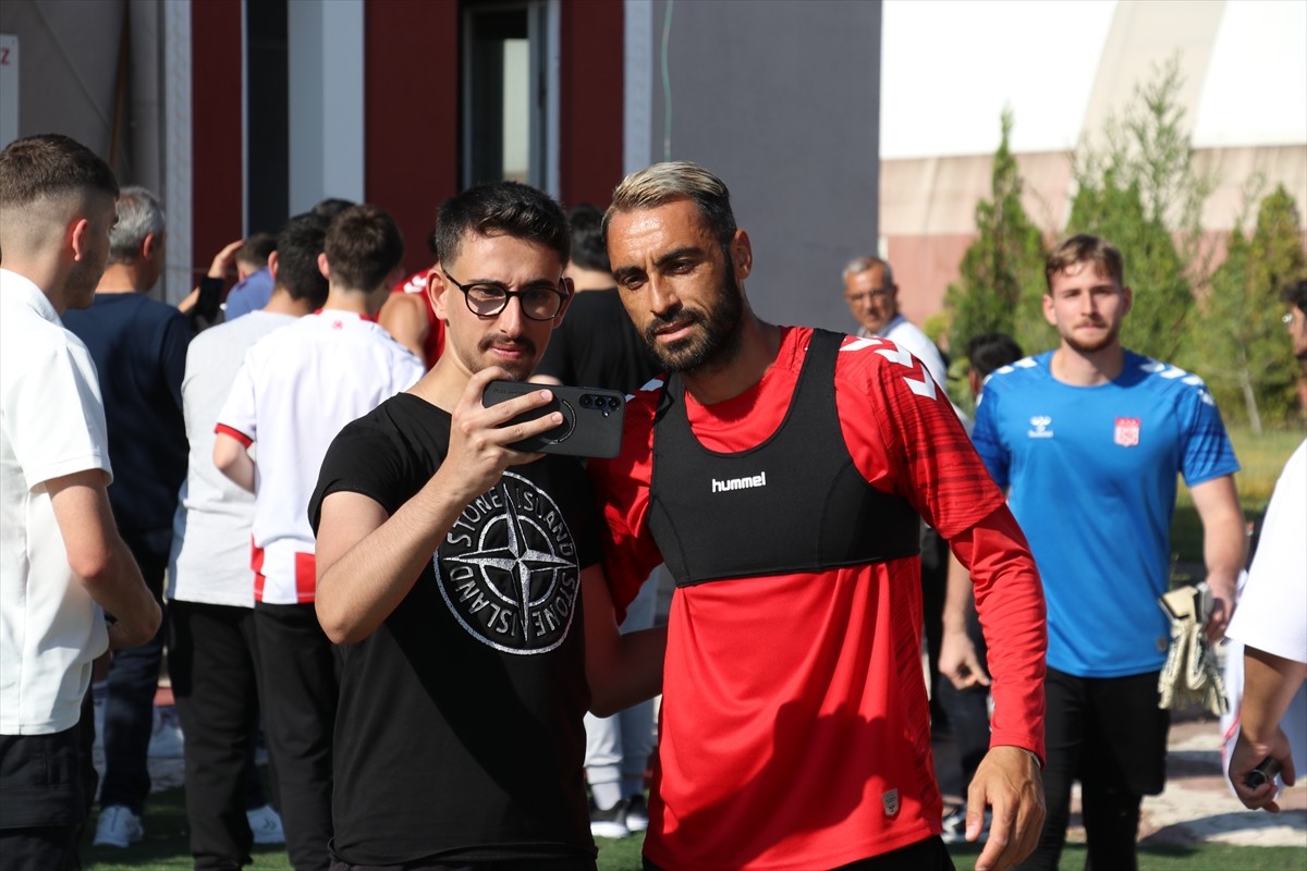 Trendyol 1. Lig ekiplerinden Sivasspor, yeni sezon hazırlıklarına devam etti. Antrenmanda...