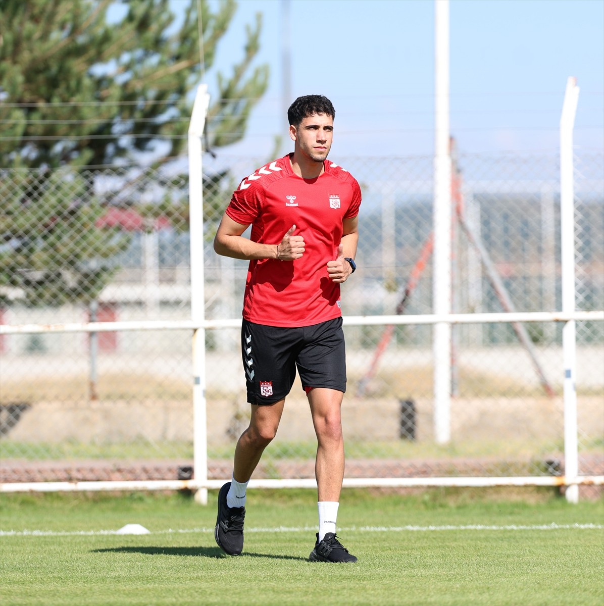 Trendyol 1. Lig ekiplerinden Sivasspor, yeni sezon hazırlıklarına devam etti. Sakatlığı devam eden...