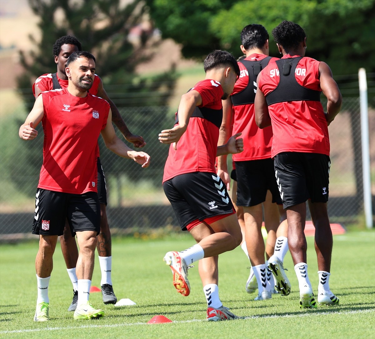 Trendyol 1. Lig ekiplerinden Sivasspor, yeni sezon hazırlıklarını sürdürdü.