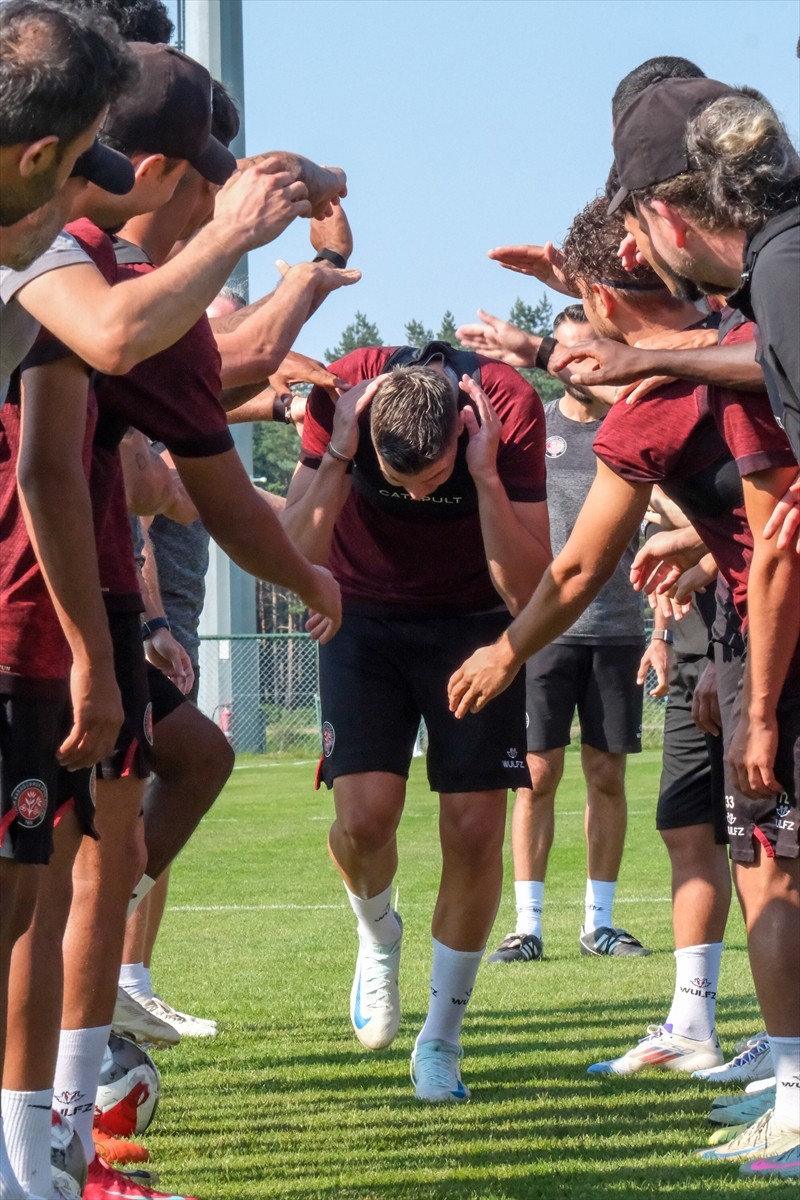 Trendyol Süper Lig'in yeni takımlarından Fatih Karagümrük, eski oyuncusu Fatih Kurucuk'u kadrosuna...