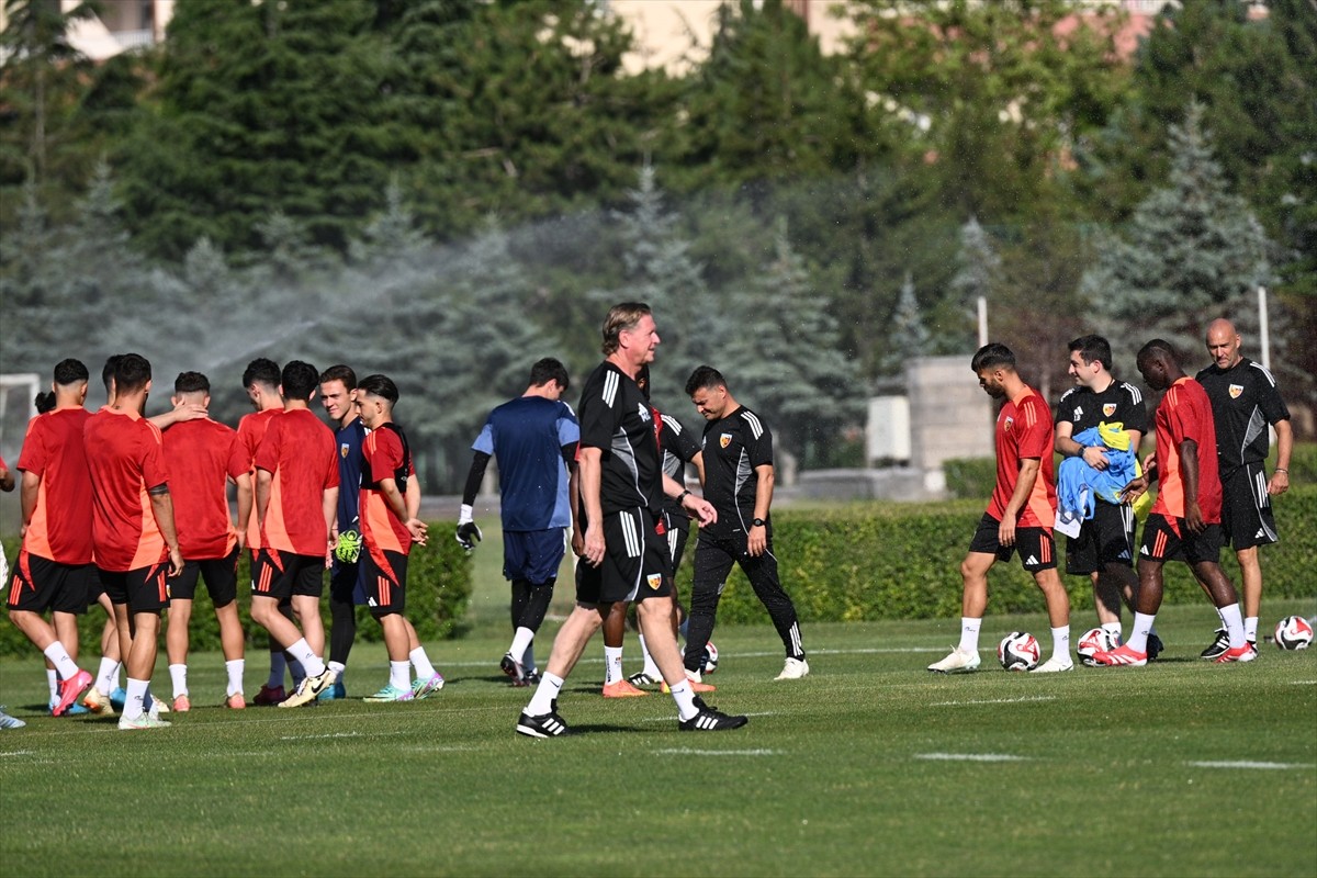 Trendyol Süper Lig ekiplerinden Bellona Kayserispor, bugün gerçekleştirdiği antrenmanla 2025-2026...