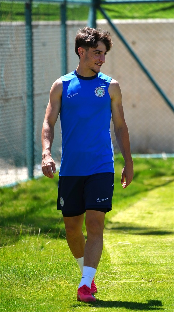 Trendyol Süper Lig ekiplerinden Çaykur Rizespor'un altyapısından yetişen 19 yaşındaki futbolcu...