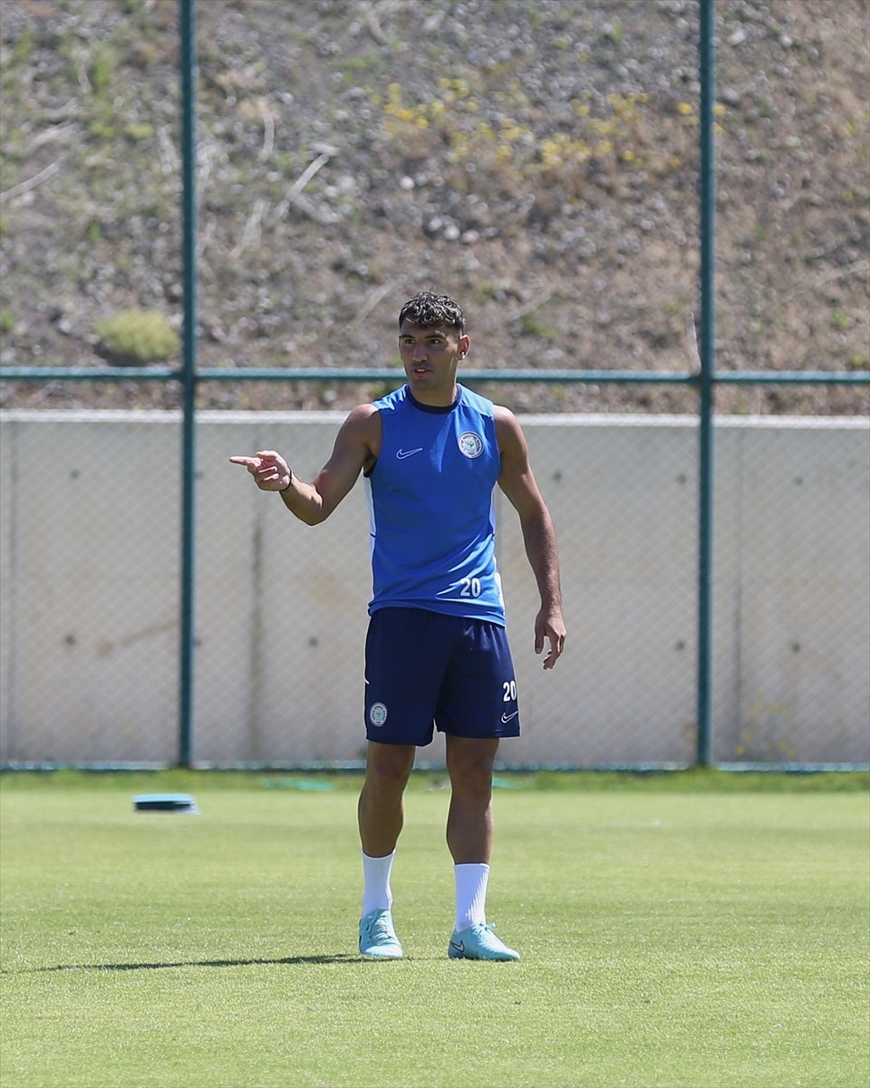 Trendyol Süper Lig ekiplerinden Çaykur Rizespor'un kadrosuna dahil ettiği Arnavut futbolcu Qazim...