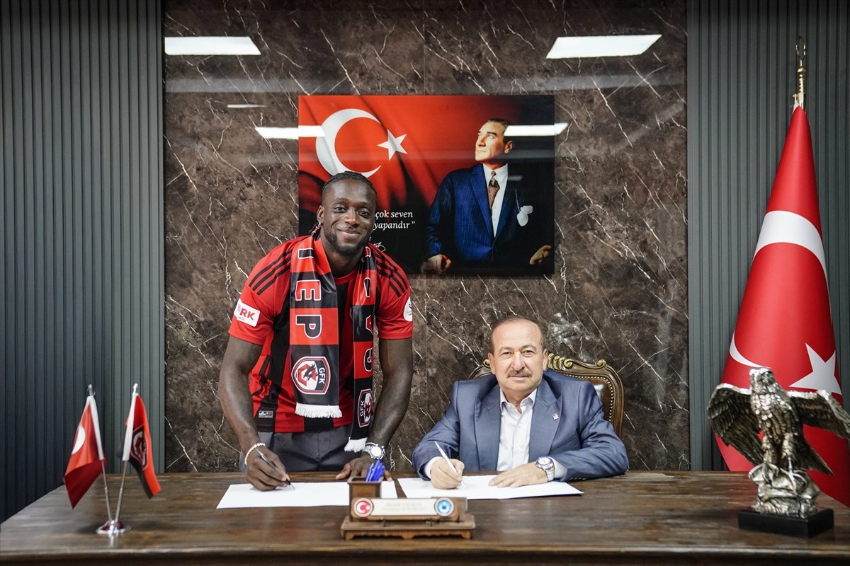 Trendyol Süper Lig ekiplerinden Gaziantep FK, Güney Amerikalı stoper, Myenty Abena'yı kadrosuna...