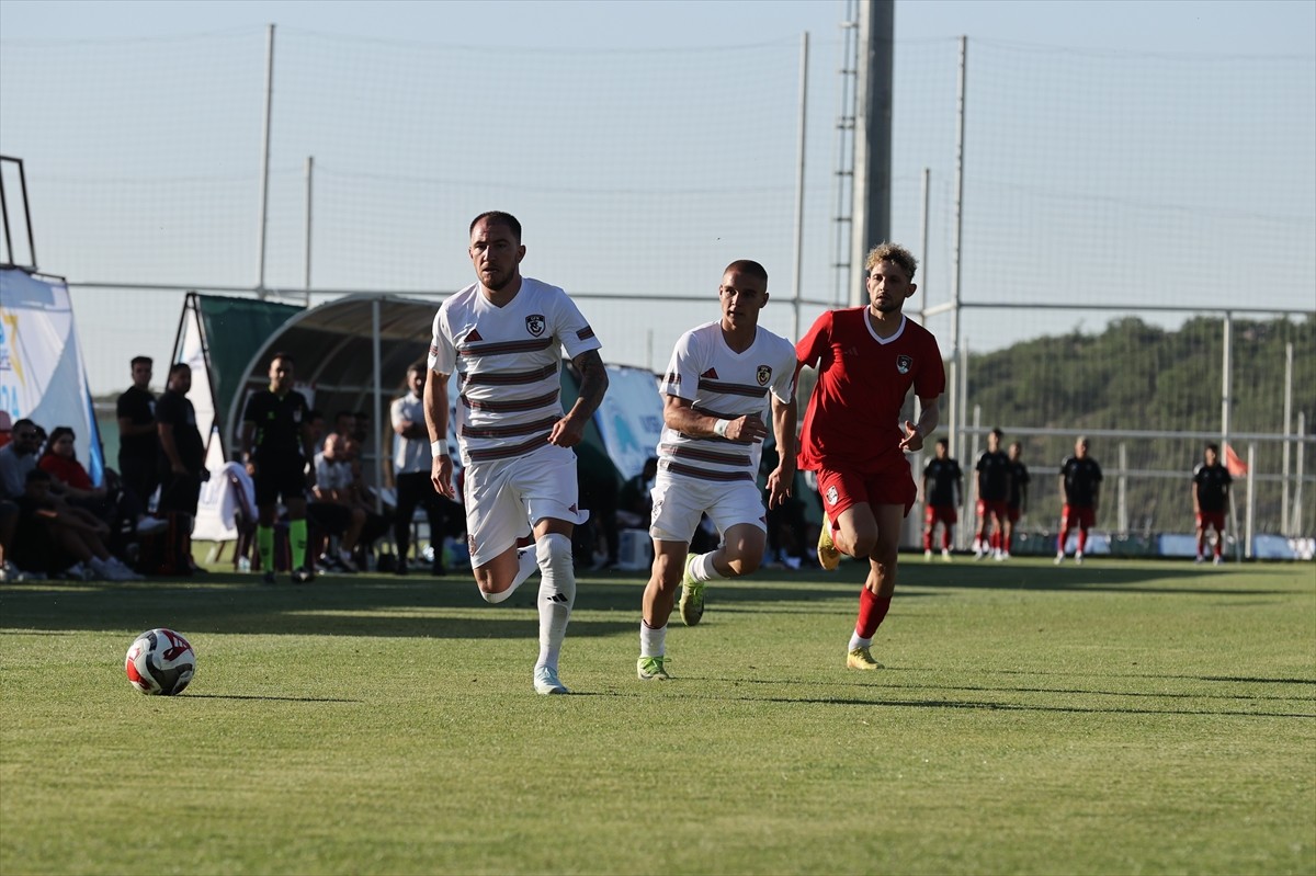 Trendyol Süper Lig ekiplerinden Gaziantep FK, hazırlık maçında Vanspor'u 3-1 yendi.