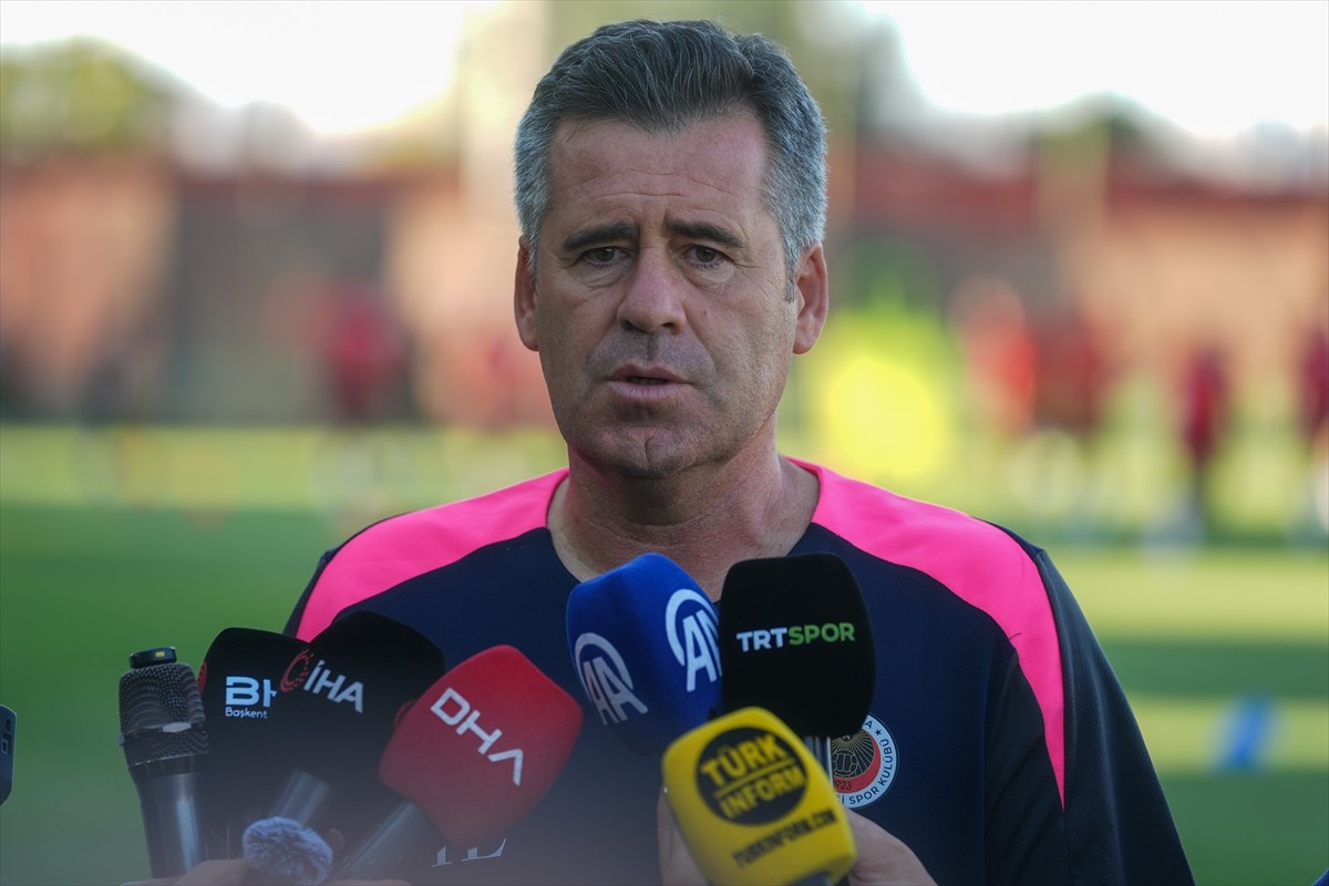 Trendyol Süper Lig ekiplerinden Gençlerbirliği'nin teknik direktörü Hüseyin Eroğlu, tribünlerin...