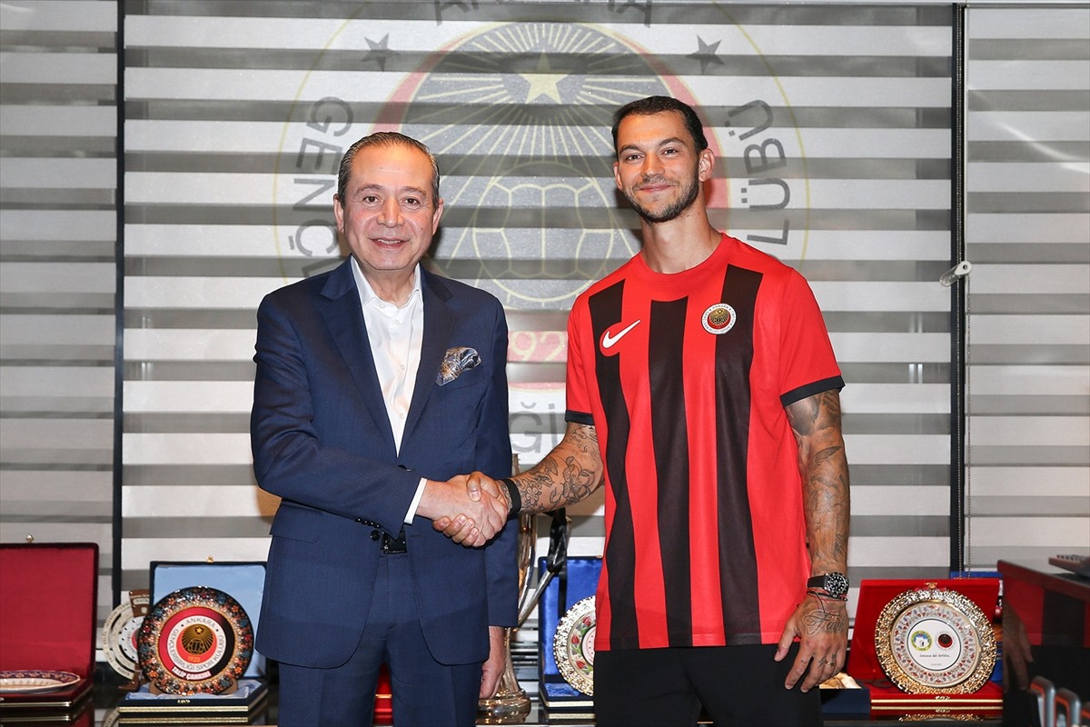 Trendyol Süper Lig ekiplerinden Gençlerbirliği, son olarak İtalya'nın Monza takımında forma giyen...