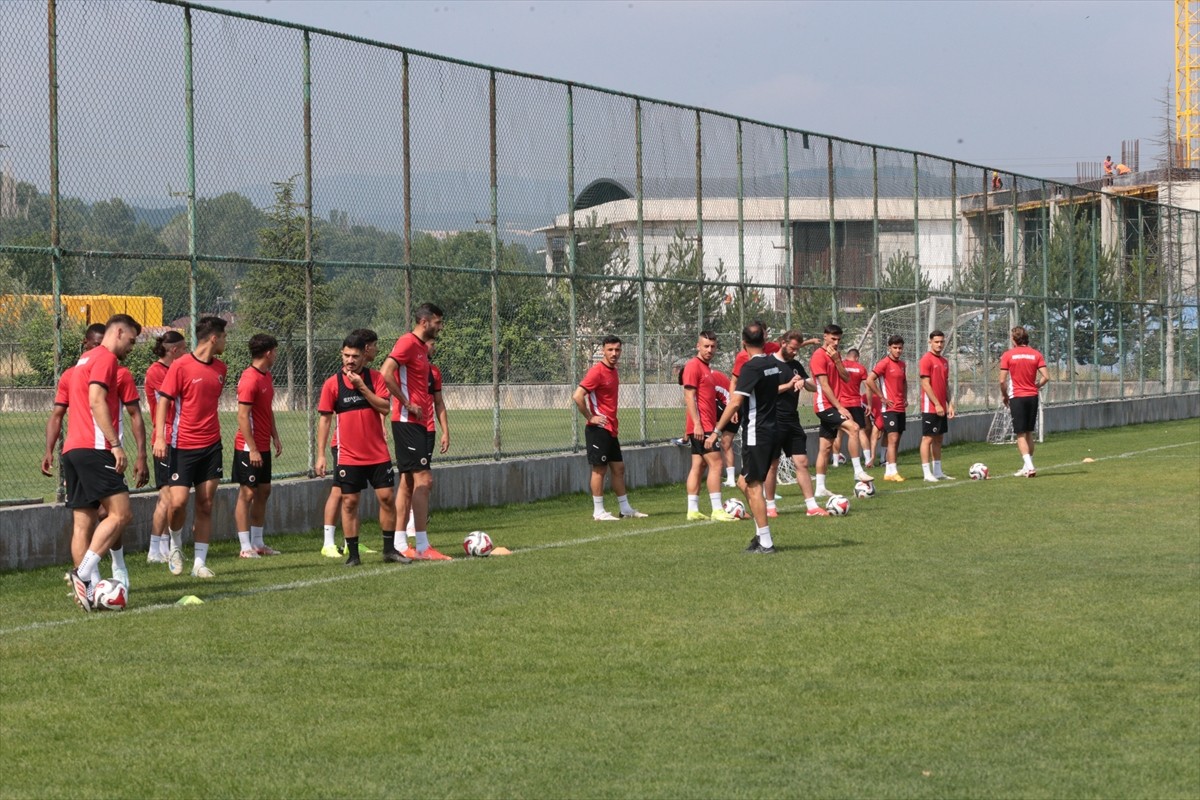 Trendyol Süper Lig ekiplerinden Gençlerbirliği, yeni sezon hazırlıklarına Bolu'da devam etti.