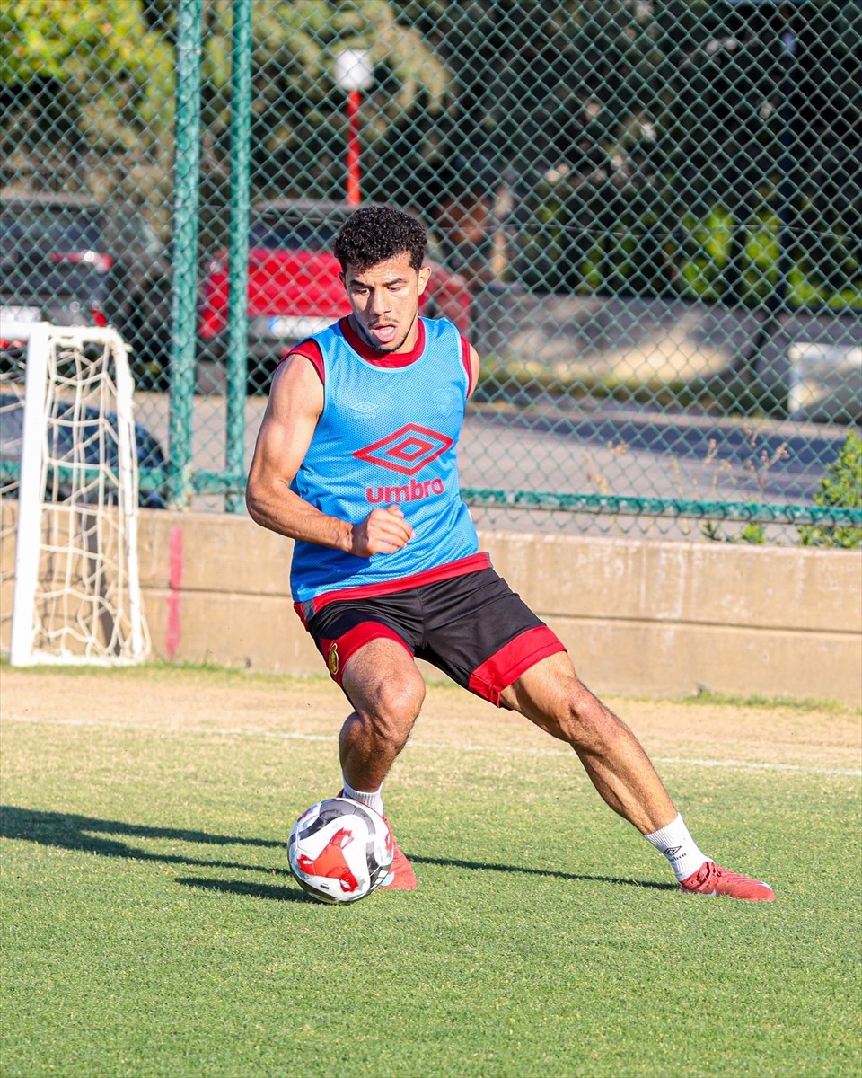 Trendyol Süper Lig ekiplerinden Göztepe, yeni sezon hazırlıklarına çift idmanla devam etti....