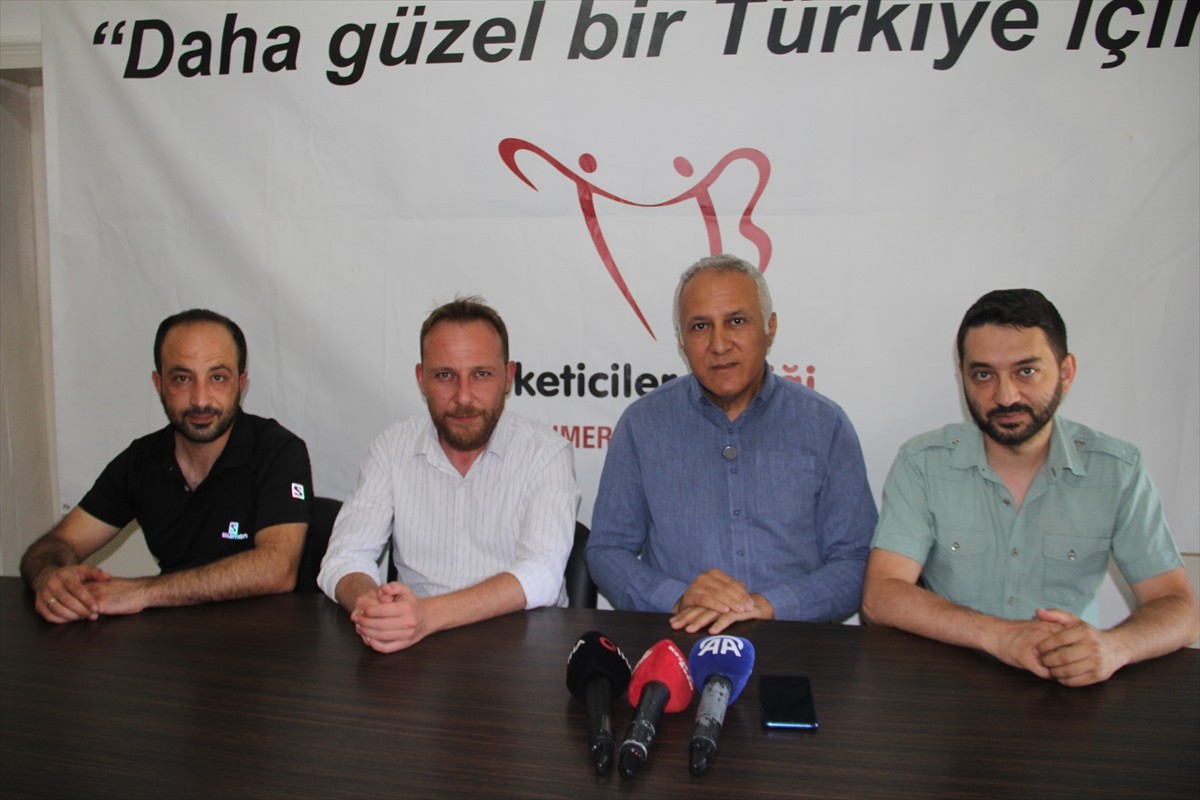 Tüketiciler Birliği Genel Başkanı Mahmut Şahin (sağ 2), elektrik, su ve doğal gaz faturalarında...