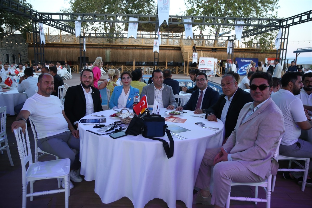 Tüm Emlak Danışmanları Birliği (TEDB) Başkanı Hakan Akçam (sağ 4), Balıkesir'in Edremit...