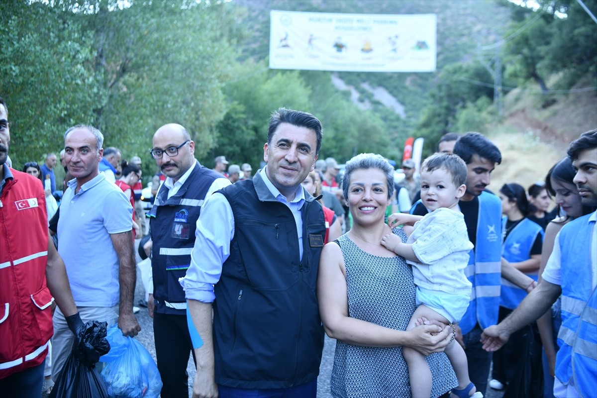 Tunceli'deki Munzur Vadisi Milli Parkı'nda, çöp toplama etkinliği düzenlendi. Valilik ile Çevre...