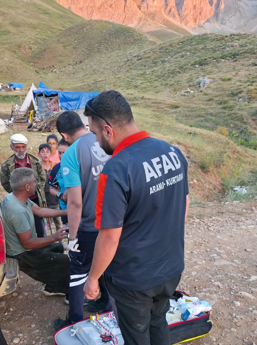 Tunceli'nin Pülümür ilçesinde dağlık alanda gezerken yolunu kaybeden 9 kişi, arama kurtarma...