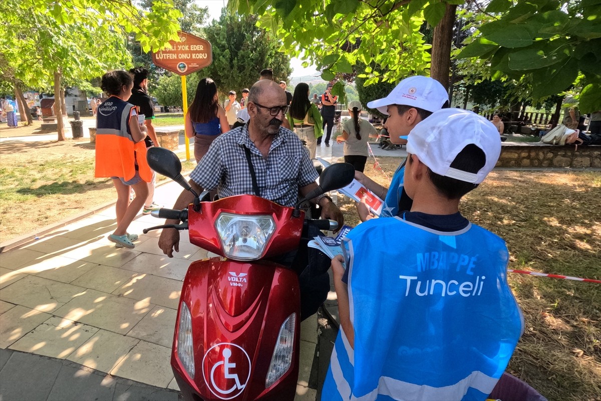 Tunceli’de öğrenciler, İl Afet ve Acil Durum Müdürlüğü (AFAD) ekipleri eşliğinde vatandaşlara afet...