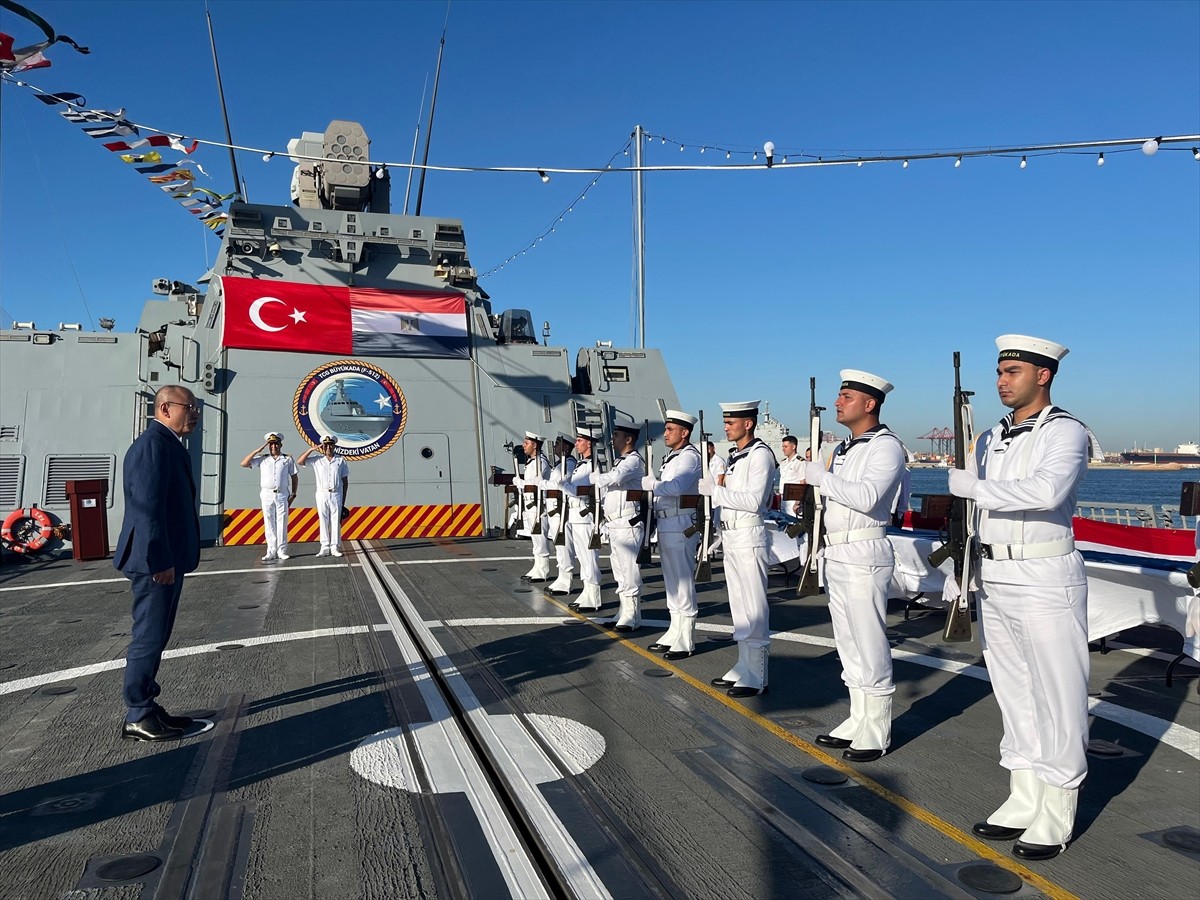 Türk Deniz Kuvvetlerine ait TCG Büyükada Korveti, İskenderiye Limanı’nı ziyaret etti. Türk gemisi...