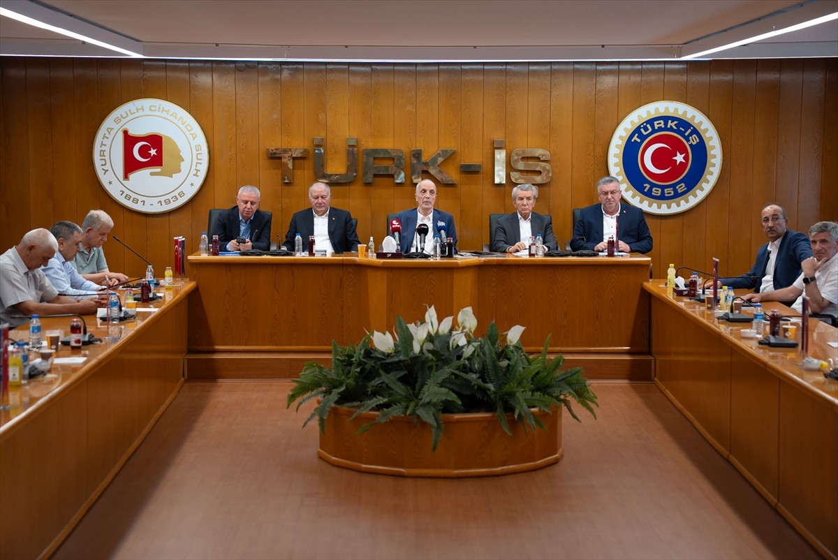TÜRK-İŞ Genel Başkanı Ergün Atalay (ortada), TÜRK-İŞ Genel Merkezi'nde, devam eden Kamu Toplu İş...