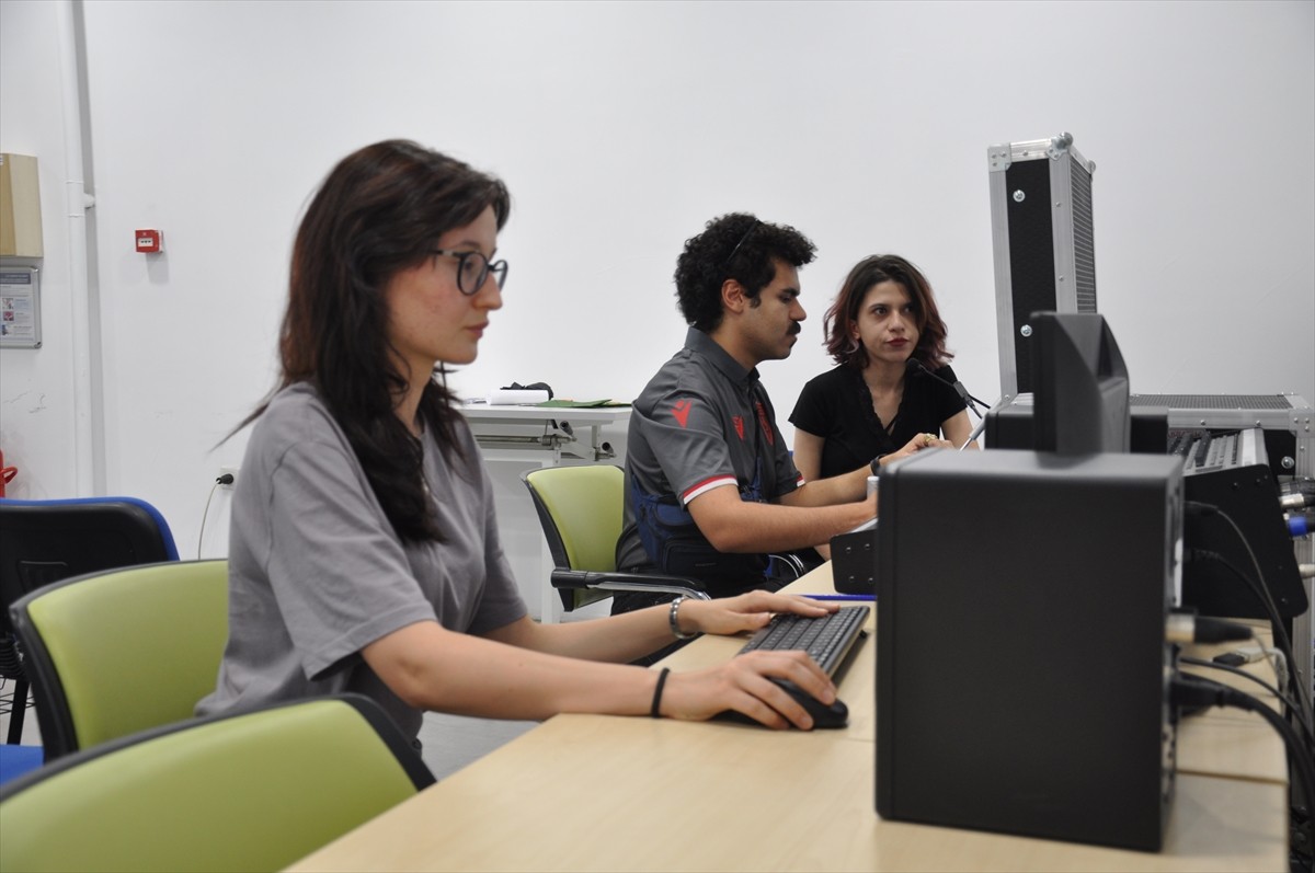 Türkiye'de iletişim alanında köklü geçmişe sahip kurumlardan olan Anadolu Üniversitesi İletişim...