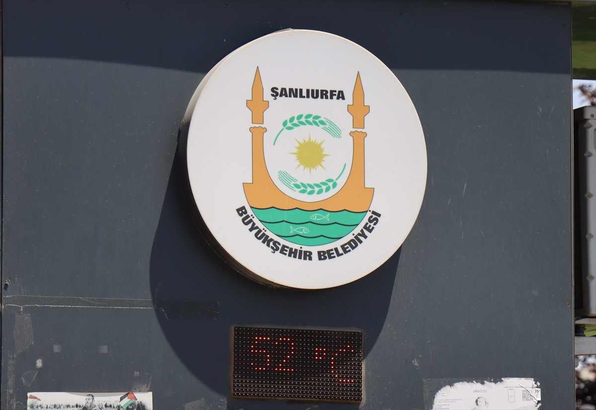 Türkiye'de sıcaklığın en yüksek ölçüldüğü kentlerden biri olan Şanlıurfa'da termometreler 52...