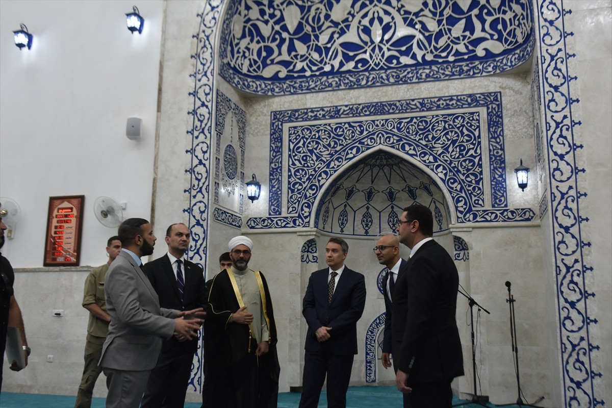 Türkiye'nin Bağdat Büyükelçisi Anıl Bora İnan (ortada), Irak'ın Musul kentini ziyaret...