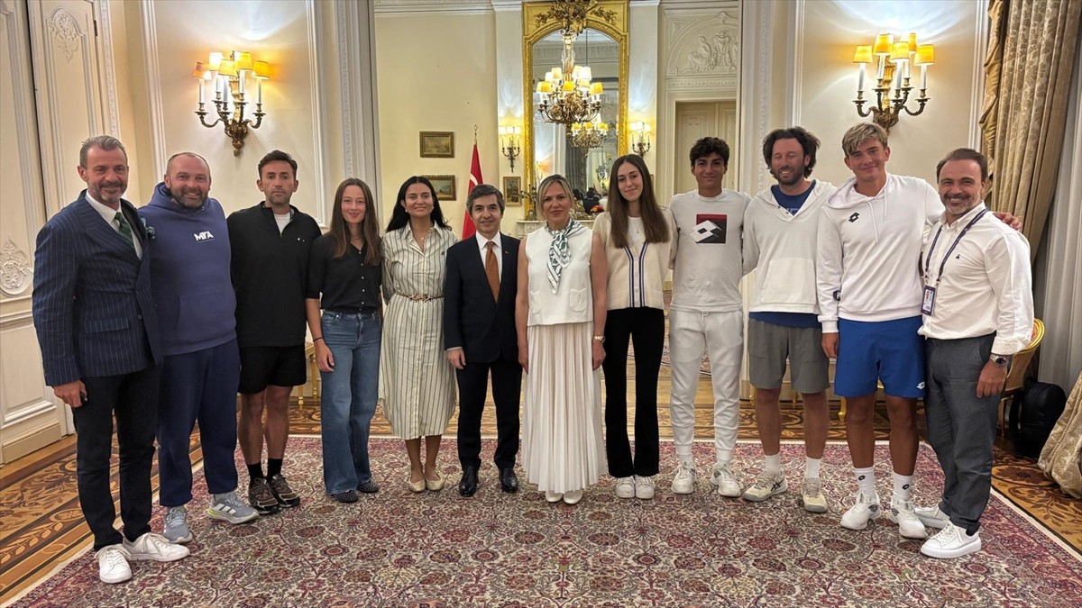 Türkiye'nin Londra Büyükelçisi Osman Koray Ertaş, Wimbledon Tenis Turnuvası'nda mücadele eden Türk...