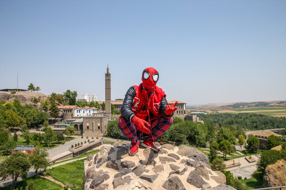 Türkiye'yi "Örümcek Adam" kostümüyle gezme hayaliyle memleketi İzmir'den yola çıkan Ayaz Salih...
