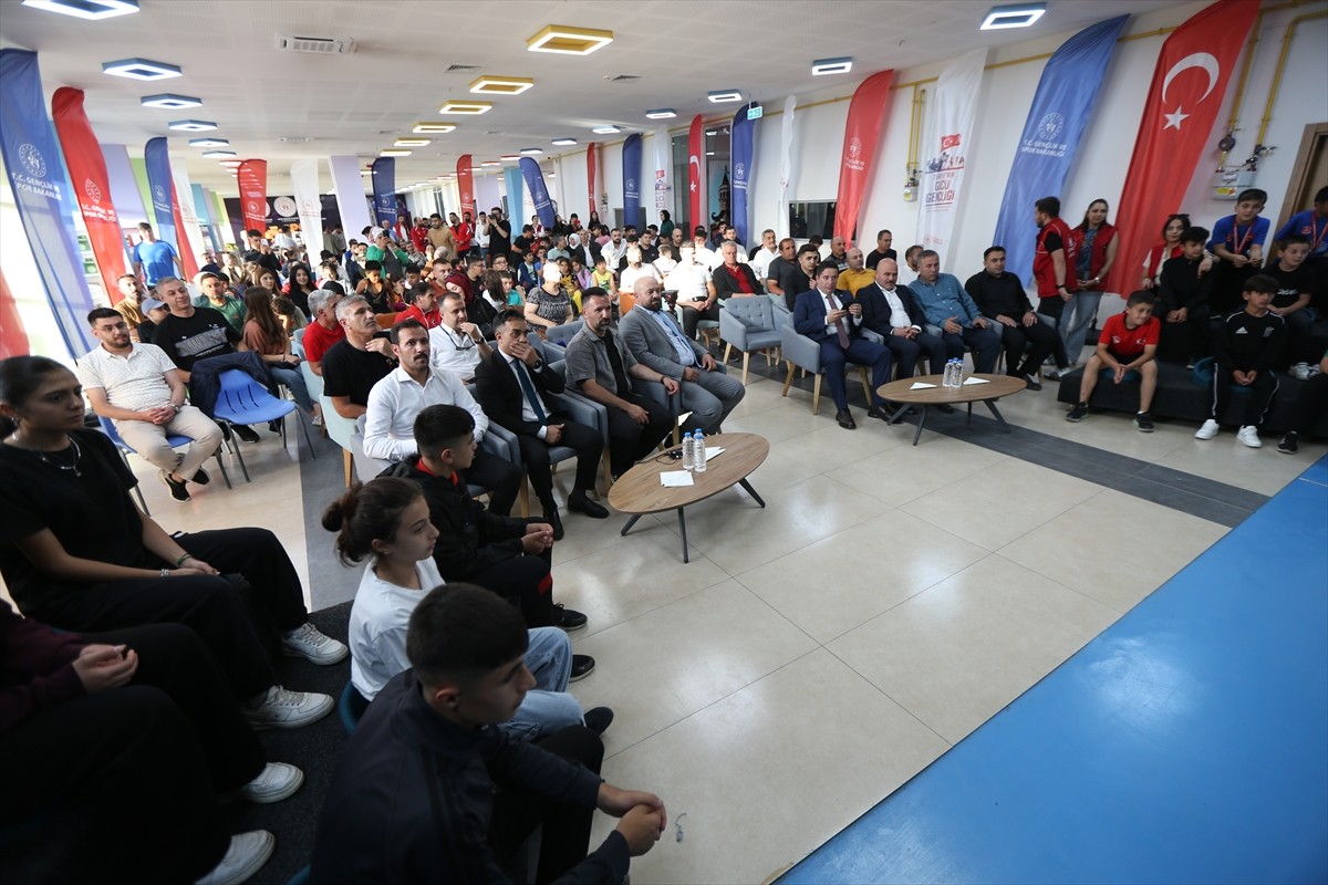 Türkiye Güreş Federasyonu Başkanı Taha Akgül ile milli güreşçiler Rıza Kayaalp ve Muhammed İlkhan...