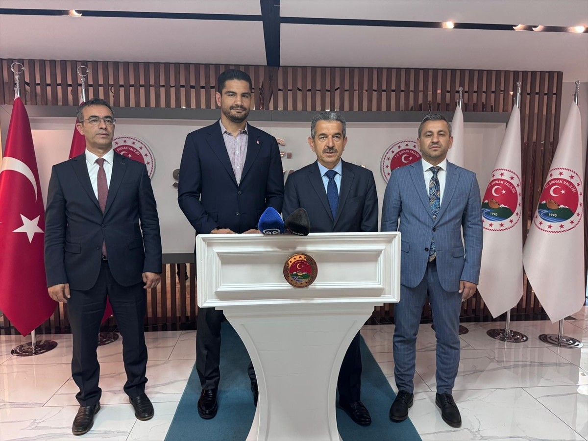 Türkiye Güreş Federasyonu Başkanı Taha Akgül (sol 2), Şırnak Valisi Birol Ekici'yi (sağ 2) ziyaret...