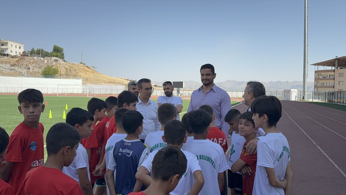 Türkiye Güreş Federasyonu Başkanı Taha Akgül (sol 2), Şırnak Valisi Birol Ekici'yi (sağ 2) ziyaret...
