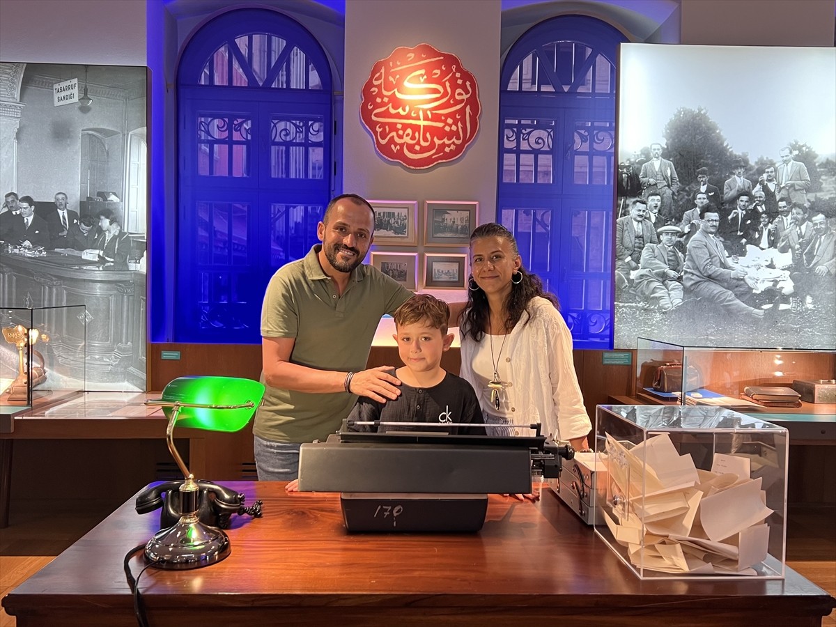 Türkiye İş Bankası'nın Eminönü'ndeki tarihi binasında ziyaretçilerini ağırlayan Türkiye İş Bankası...