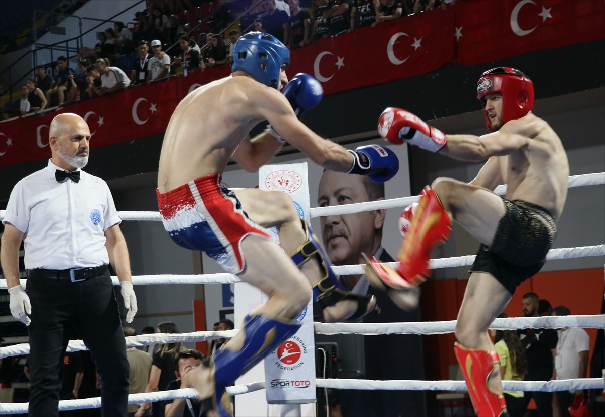 Türkiye Kick Boks Federasyonu tarafından 81 ilden 6 bin sporcunun katılımıyla İzmir'de...