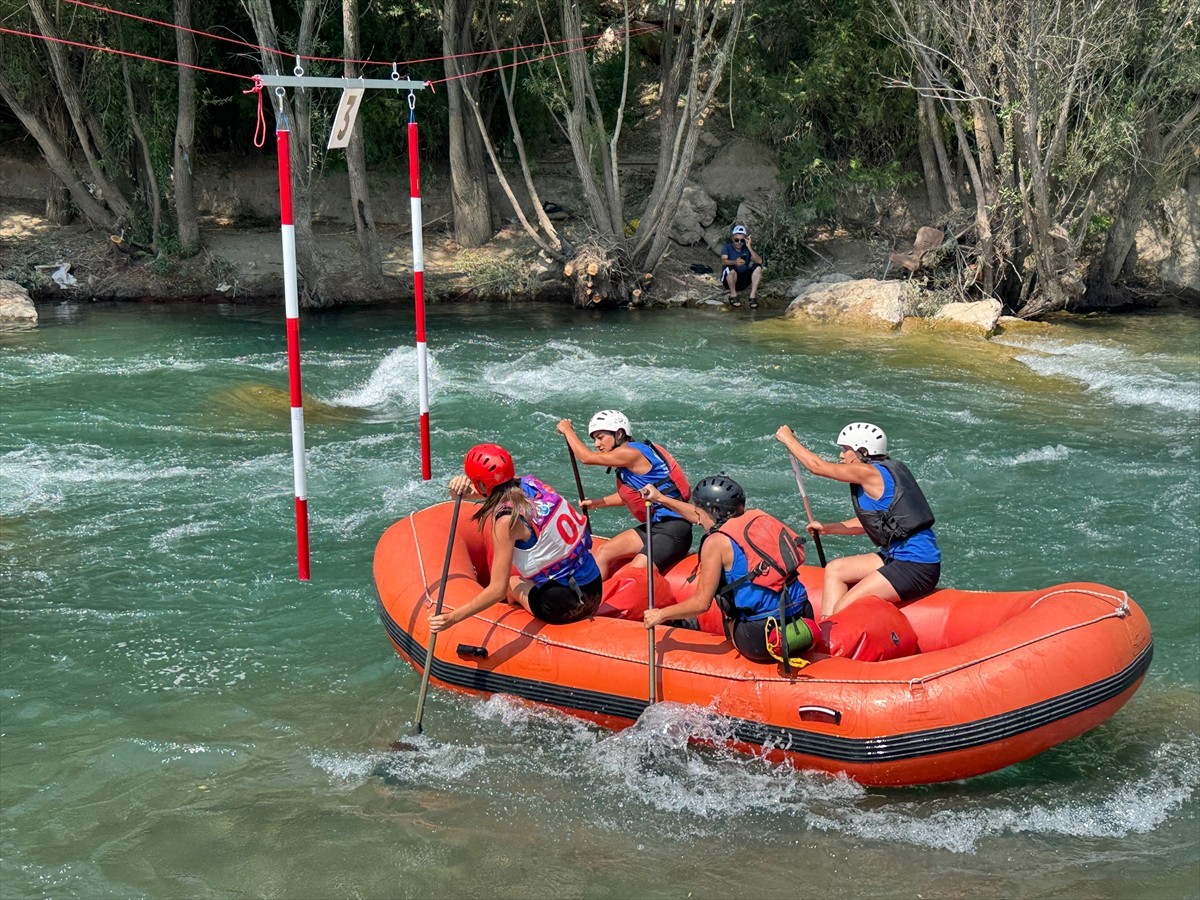 Türkiye Rafting Şampiyonası ve Süper Kupa Yarışları kapsamındaki slalom turlarına Munzur Çayı ev...