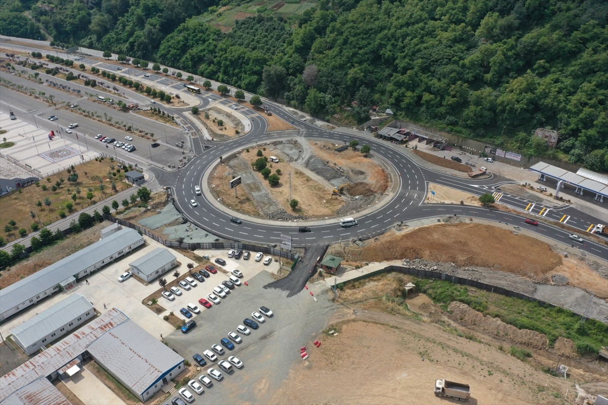 Ulaştırma ve Altyapı Bakanı Abdulkadir Uraloğlu, Trabzon Şehir Hastanesi Kavşağı'nın 11 Temmuz'da...