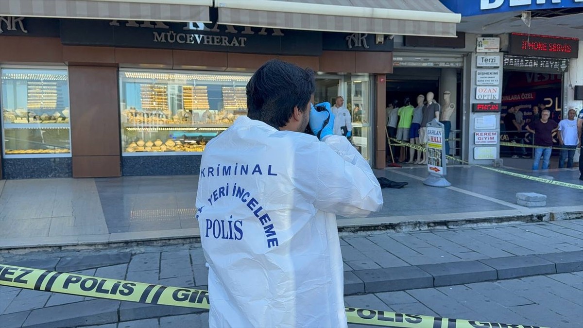 Ümraniye'de soygun girişiminde bulundukları kuyumcunun kendilerine ateş açması sonucu kaçan...