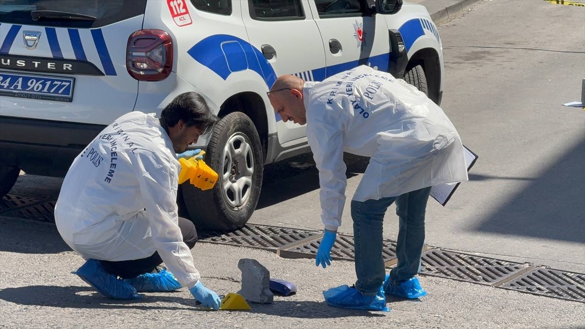 Ümraniye'de soygun girişiminde bulundukları kuyumcunun kendilerine ateş açması sonucu kaçan...