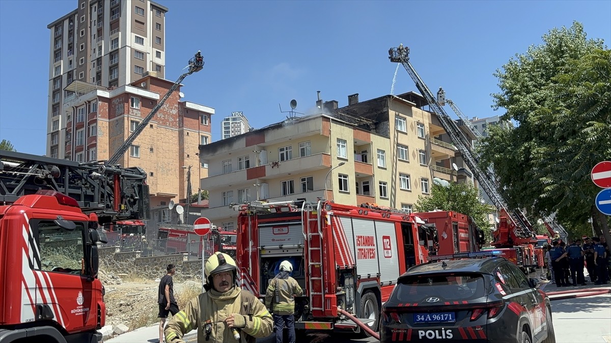 Ümraniye Tatlısu Mahallesi Esenli Sokak'taki 3 katlı binanın çatı katında henüz bilinmeyen nedenle...