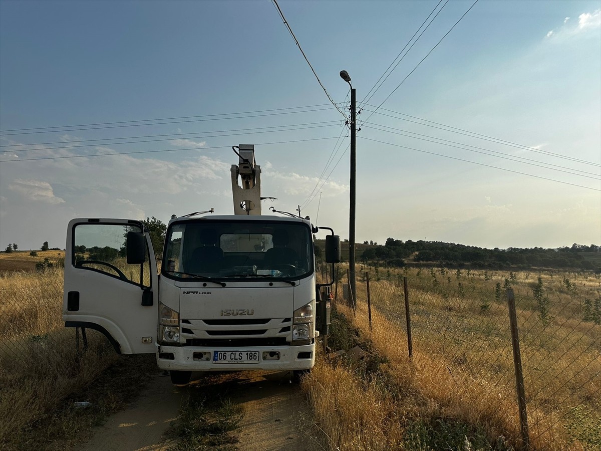 Uşak'ın Eşme ilçesinde tamir için çıktığı aydınlatma direğinde elektrik akımına kapılan kişi...