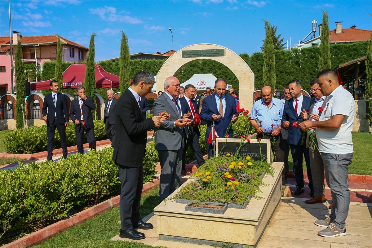 Uşak'ta, 15 Temmuz Demokrasi ve Milli Birlik Günü dolayısıyla anma programı düzenlendi, şehit...