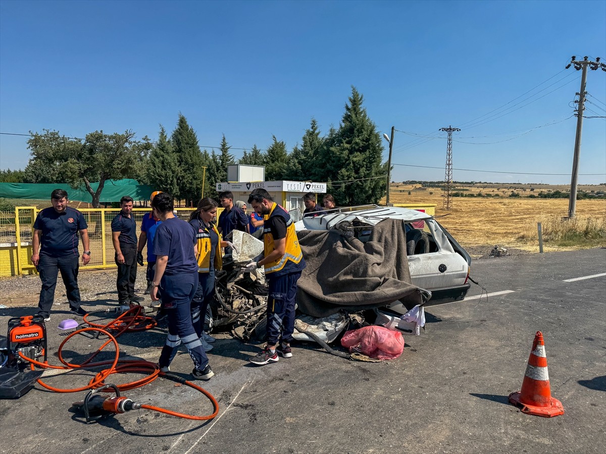Uşak'ta kamyonla çarpışan otomobildeki baba ve kızı yaşamını yitirdi. Olay yerine sağlık...