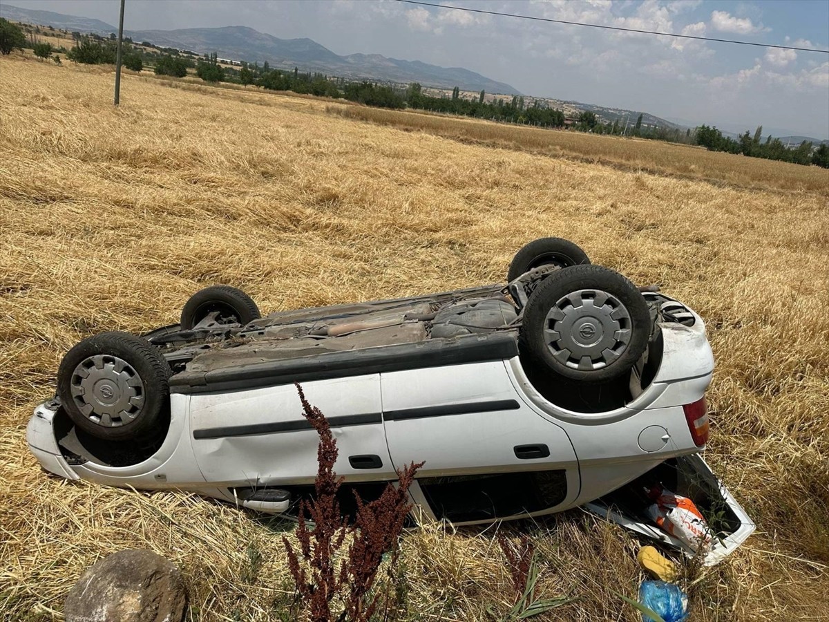 Uşak'ta tarlaya devrilen otomobildeki 3 kişi yaralandı.