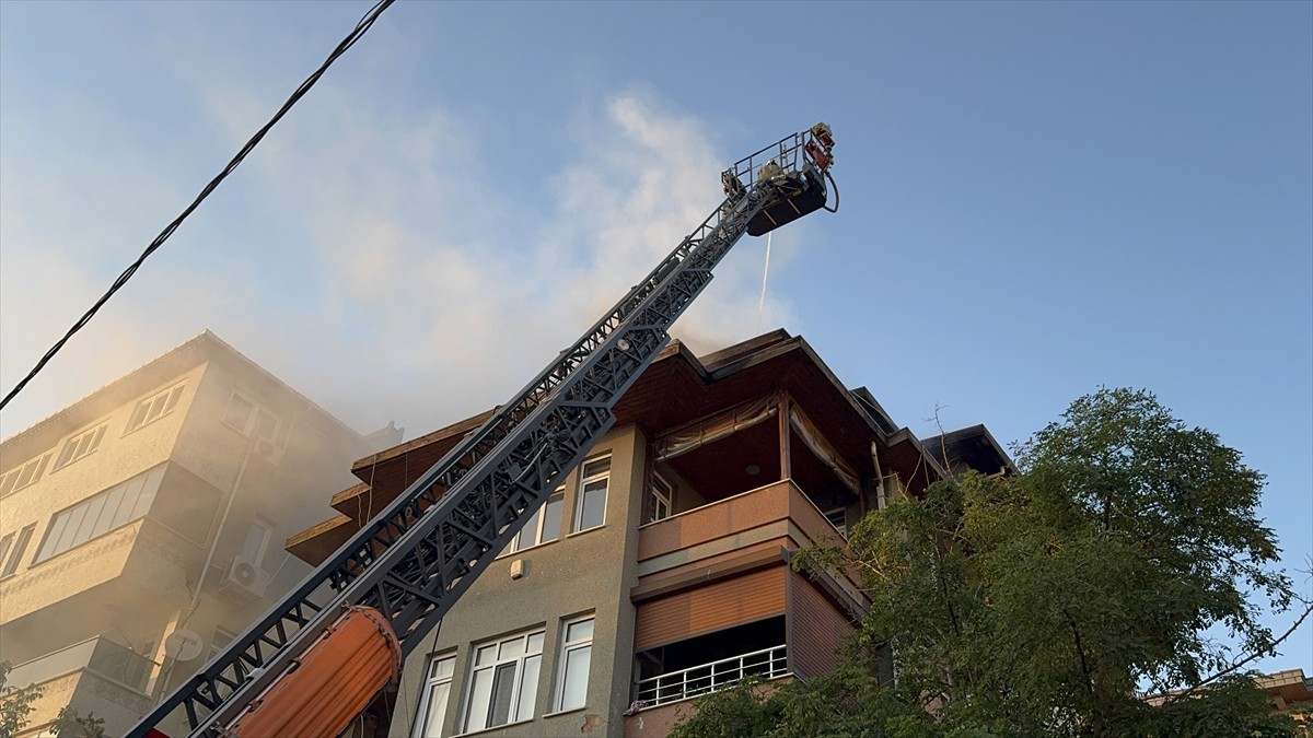 Üsküdar'da bir binanın çatı katında barbeküden çıkan yangın, itfaiye ekiplerince...