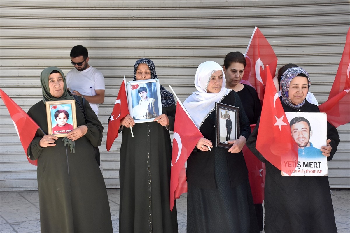 Van'da çocukları dağa kaçırılan aileler, DEM Parti İl Başkanlığı önündeki eylemlerine bu hafta da...