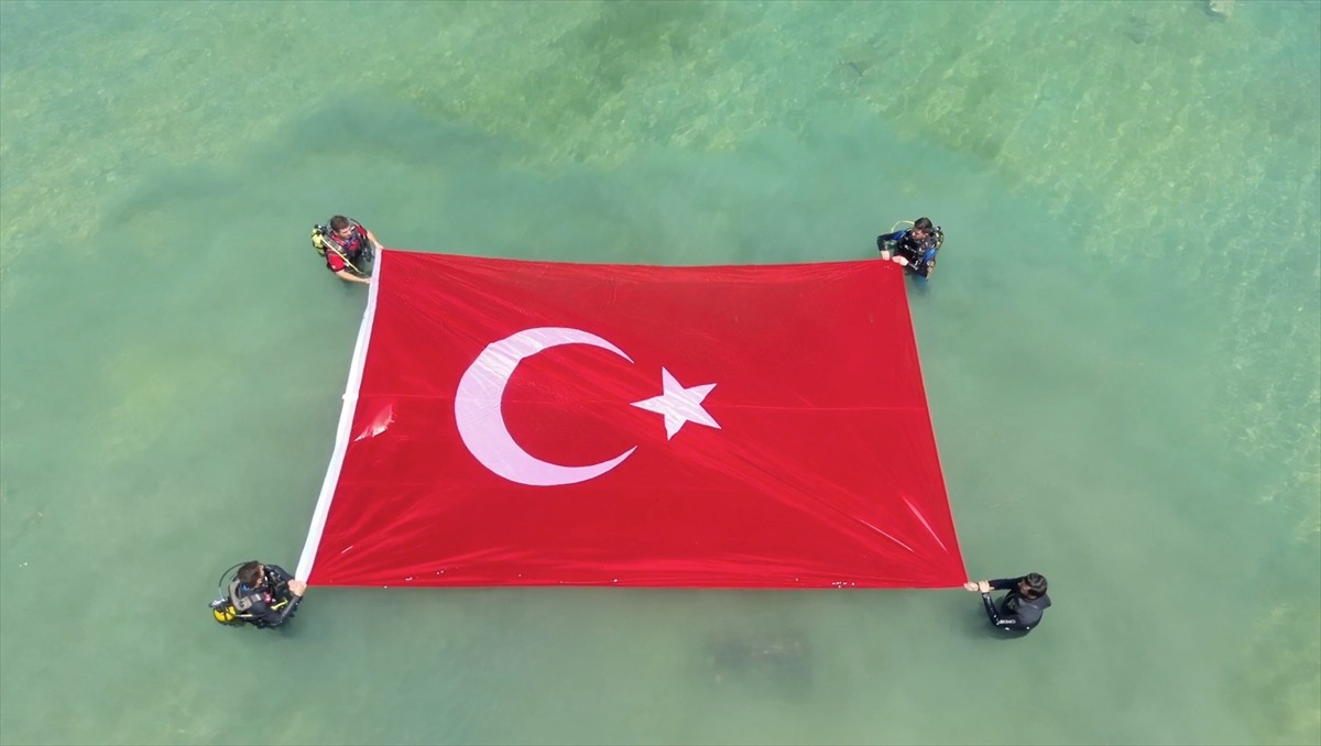 Van'da dalgıçlar, 1 Temmuz Denizcilik ve Kabotaj Bayramı'nı Van Gölü'nde Türk bayrağı açarak...