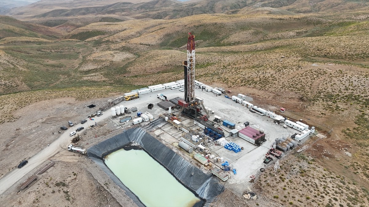 Van'ın Çatak ilçesinde Türkiye Petrolleri Anonim Ortaklığı (TPAO) tarafından başlatılan petrol...