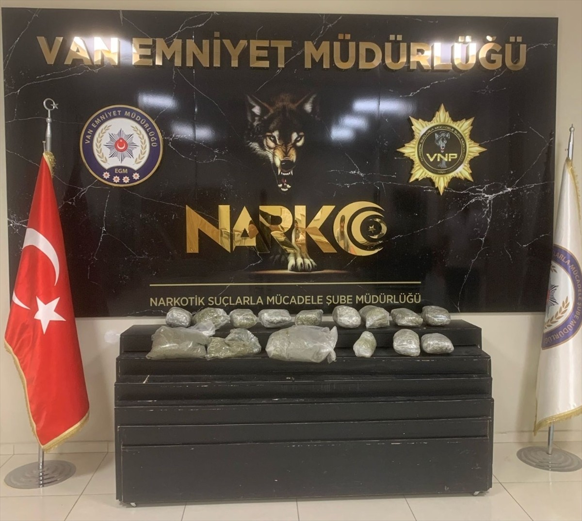 Van'ın Edremit ilçesinde 10 kilo 120 gram skunk ele geçirildi, bir şüpheli gözaltına...